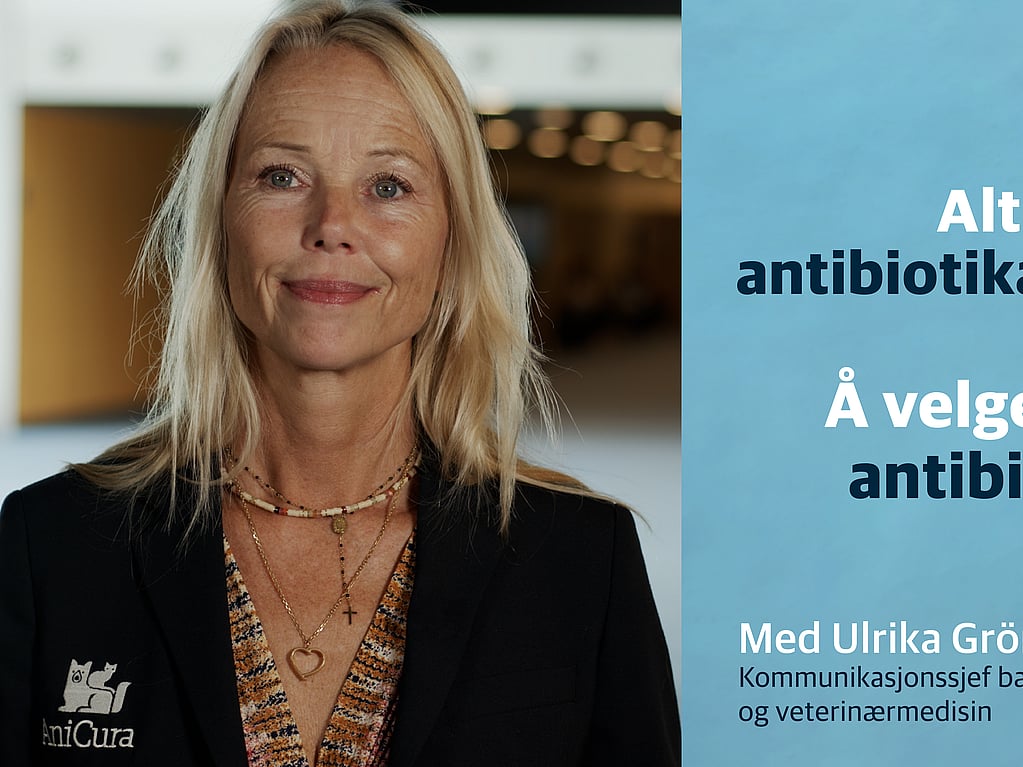 En smilende person og en plakat.