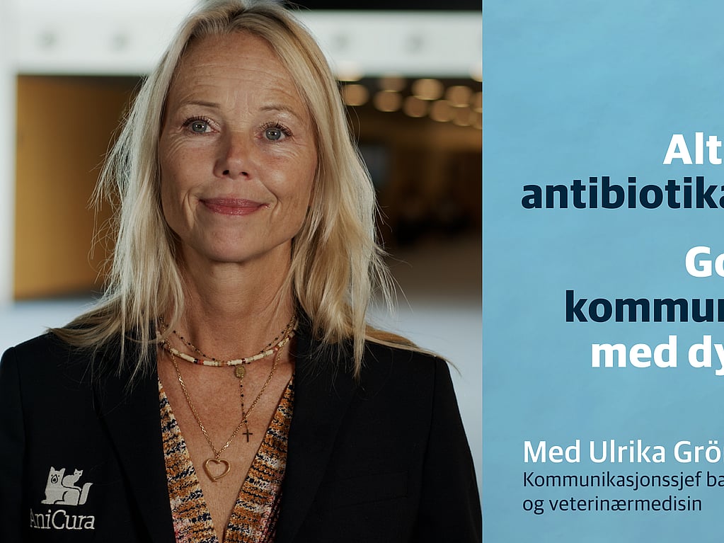 En smilende person og en plakat.