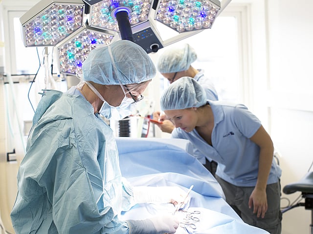 Flere kirurger på en operasjonsstue.