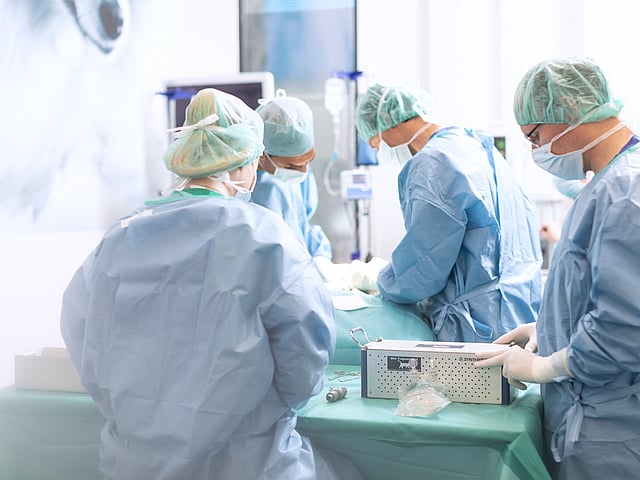 En gruppe kirurger i et rom.