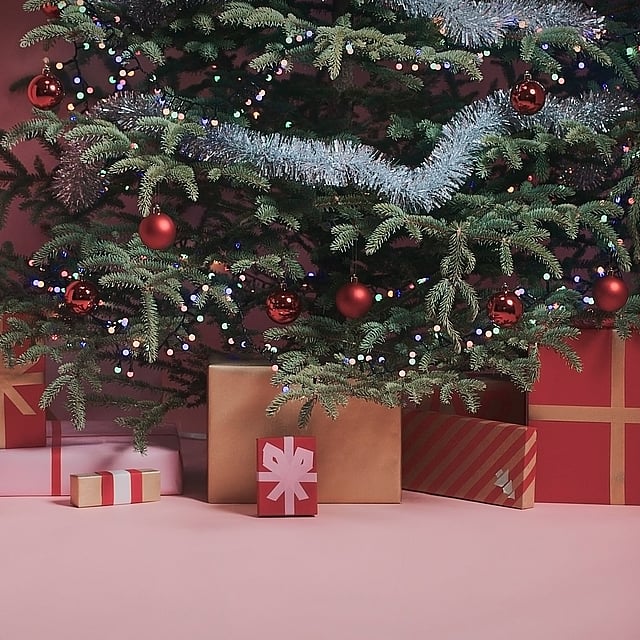 Et juletre med gaver.
