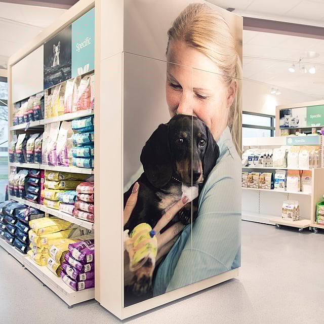 En butikk med en stor plakat av en person og en hund.