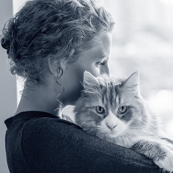 En person som holder en katt.
