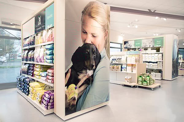 En butikk med en stor plakat av en person og en hund.