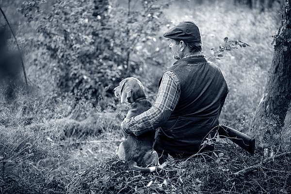 En person som sitter med en hund.