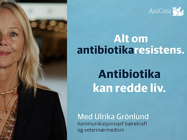 En smilende person og en plakat.