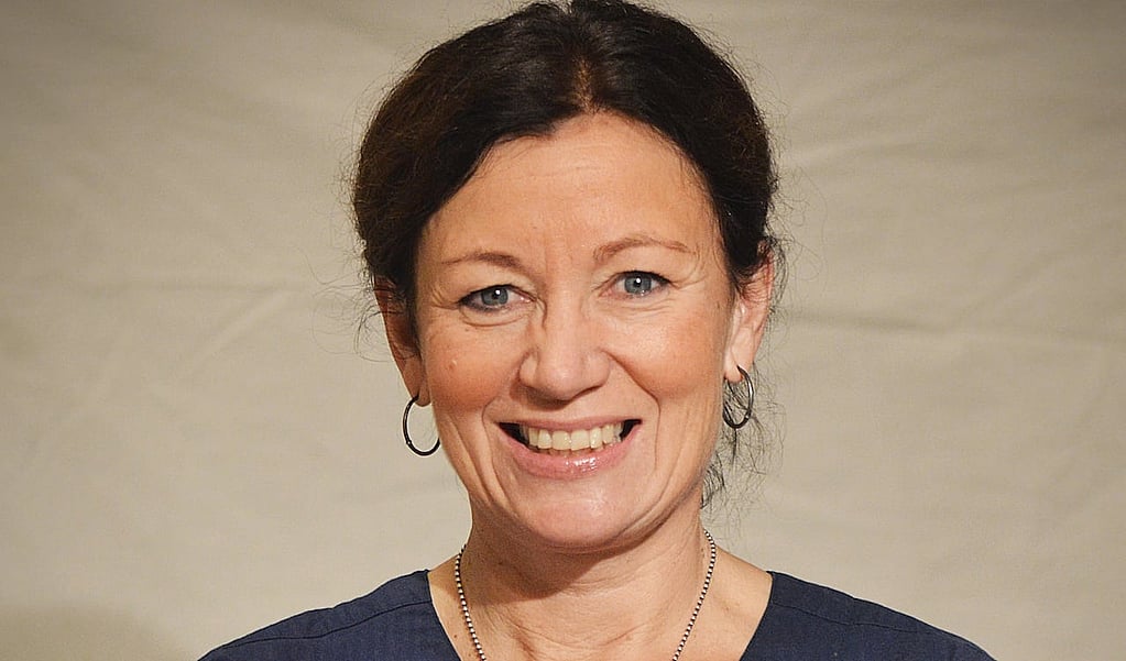 En person som smiler til kameraet.